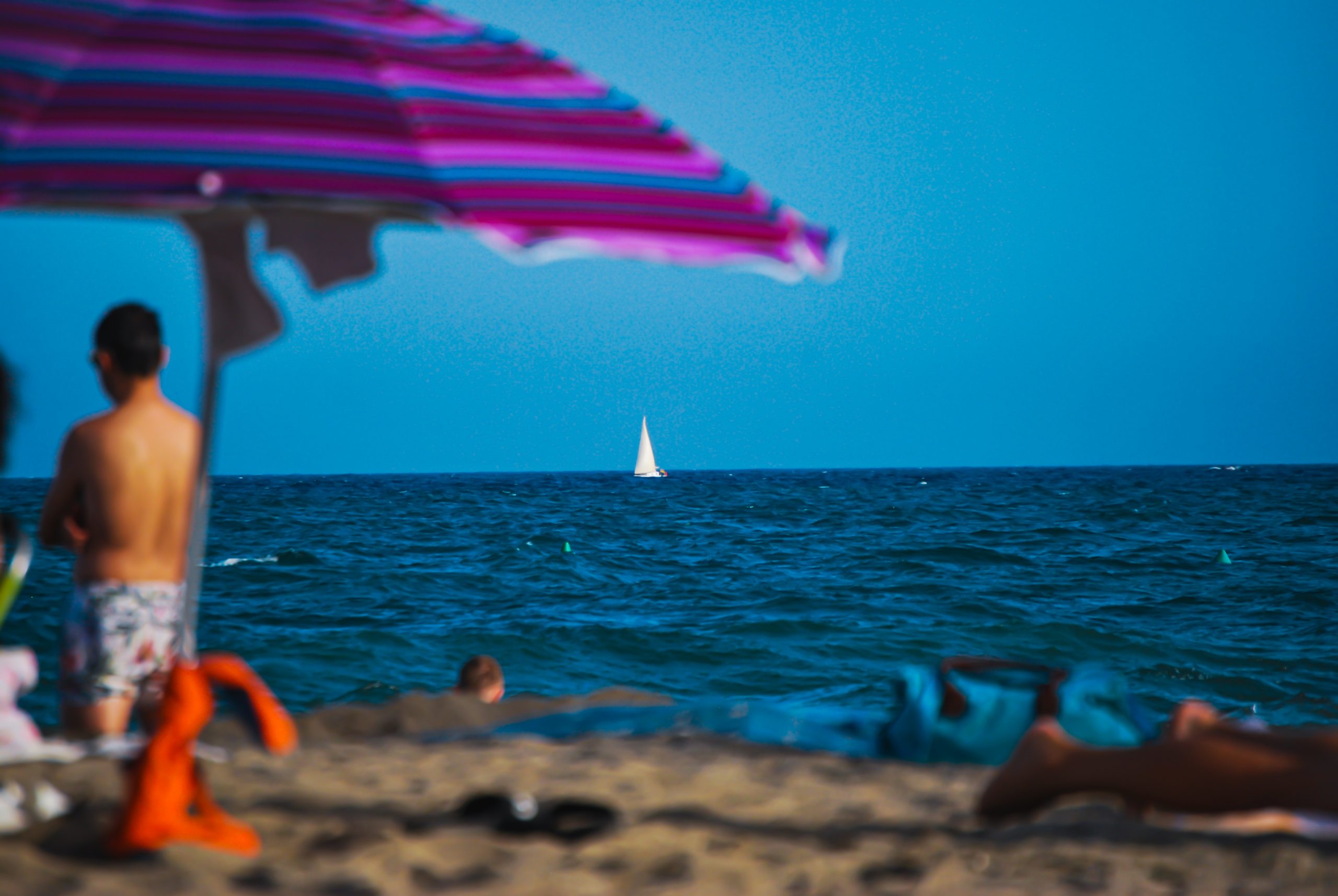 Al fondo un velero